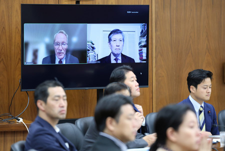 初めてオンラインで参考人から意見を聴取する衆院安全保障委員会=30日午前、国会内