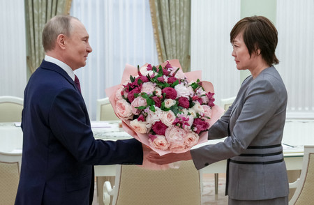 29日、モスクワでロシアのプーチン大統領(左)と面会する故安倍晋三元首相の妻の昭恵さん(AFP時事)