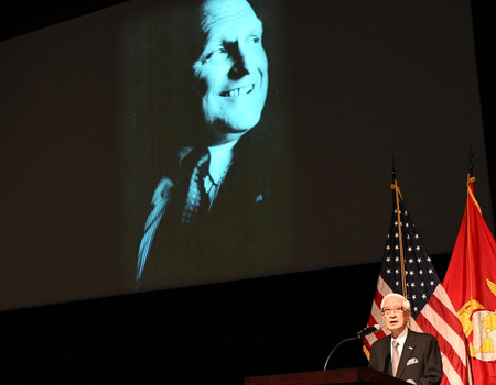 29日、米東部メリーランド州アナポリスの海軍士官学校で開かれたアーミテージ元国務副長官の追悼式で弔辞を読む加藤良三元駐米大使