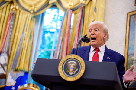 トランプ米大統領=28日、ワシントン(AFP時事)