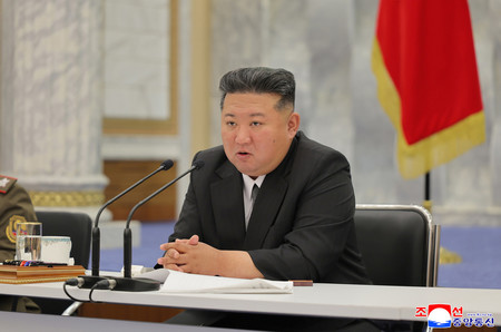 28日、平壌で、朝鮮労働党中央軍事委員会の会議に臨む金正恩総書記=朝鮮中央通信が30日配信(EPA時事)