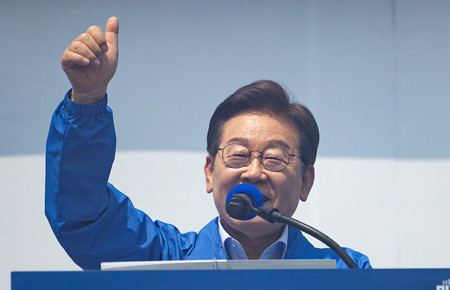 30日、韓国北東部江原道・春川で、大統領選の遊説を行う革新系最大野党「共に民主党」候補の李在明前代表(EPA時事)