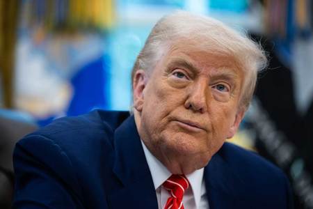 ３０日、米ワシントンのホワイトハウスで記者会見するトランプ大統領（ＥＰＡ時事）
