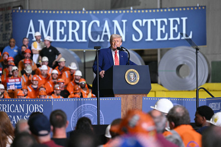 30日、米ペンシルベニア州ピッツバーグ近郊のUSスチール工場で演説するトランプ大統領(AFP時事)
