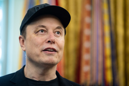 30日、ワシントンのホワイトハウスで会見する米実業家イーロン・マスク氏(EPA時事)