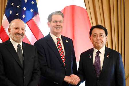 日米関税交渉に臨む(右から)赤沢亮正経済再生担当相、ベセント米財務長官、ラトニック米商務長官=30日、ワシントン(代表撮影)