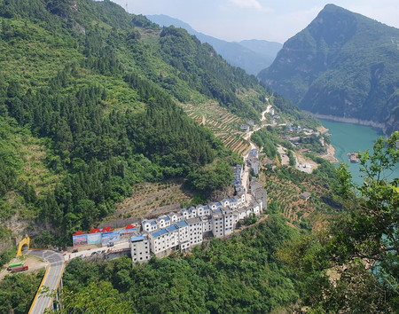 三峡ダムの完成に伴って移住した人が暮らす集合住宅=5月21日、中国湖北省