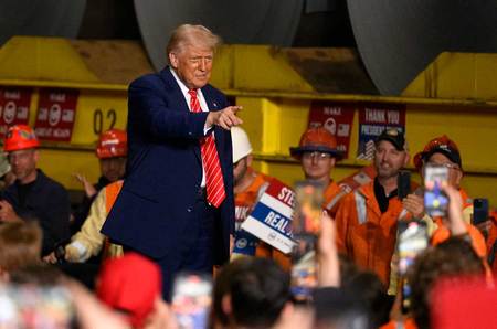 30日、米ペンシルベニア州ピッツバーグ近郊のUSスチール工場で演説するトランプ大統領(AFP時事)