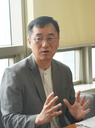 インタビューに答える韓国・尚志大の宋※(※タマヘンに景)載教授=27日、ソウル