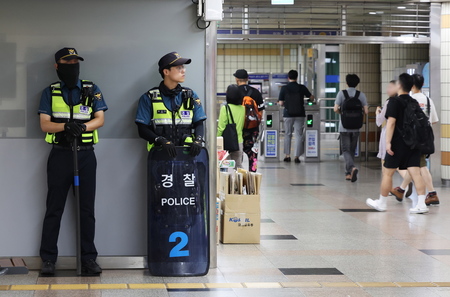 ソウル郊外の地下鉄駅で警戒に当たる警察官=2023年8月(EPA時事)