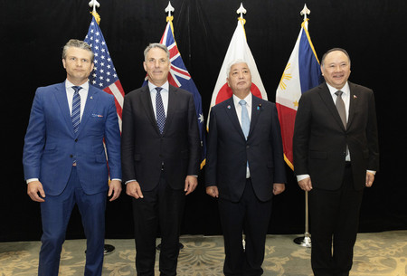 撮影に臨む(左から)米国のヘグセス国防長官、オーストラリアのマールズ副首相兼国防相、中谷元防衛相、フィリピンのテオドロ国防相=31日、シンガポール(EPA時事)