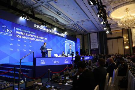 ３１日、シンガポールで演説するヘグセス米国防長官（ＥＰＡ時事）