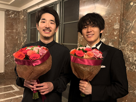 ベルギーのエリザベート王妃国際音楽コンクールのピアノ部門で2位となった久末航さん(左)と5位の亀井聖矢さん=1日、ブリュッセル