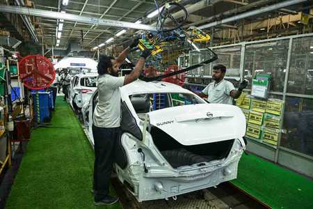 インドの自動車工場の生産ライン＝２０２４年３月２７日、南部チェンナイ郊外（ＡＦＰ時事）