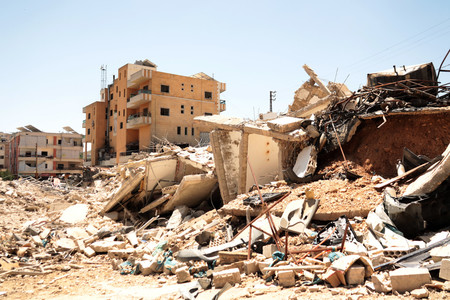 イスラエル軍が5月22日に行ったレバノンの空爆跡地=5月24日、南部ナバティエ