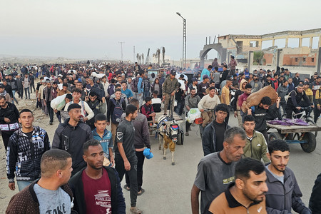 1日、パレスチナ自治区ガザ最南部ラファで、支援物資の配給所から立ち去る住民ら(AFP時事)
