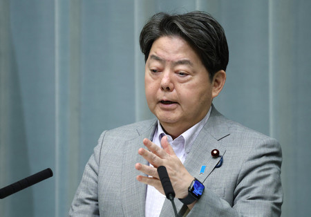 記者会見する林芳正官房長官＝２日午前、首相官邸