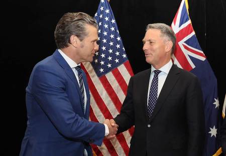 握手するヘグセス米国防長官(左)とマールズ豪副首相兼国防相=5月31日、シンガポール(EPA時事)