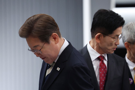 韓国大統領選に立候補している革新系最大野党「共に民主党」の李在明前代表(左)と保守系与党「国民の力」の金文洙前雇用労働相=5月23日、ソウル(EPA時事)