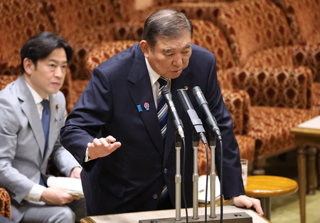 参院予算委員会で答弁する石破茂首相=2日午後、国会内