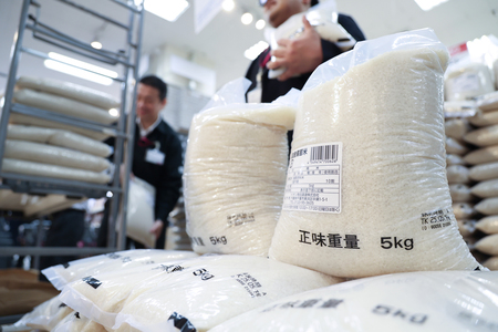 「イオンスタイル品川シーサイド」で陳列される政府が随意契約で放出した備蓄米＝１日、東京都品川区