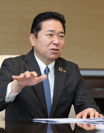 インタビューに答える大和証券グループ本社の荻野明彦社長＝５月２８日、東京都千代田区