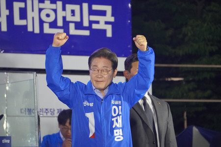 韓国大統領選で最後の遊説を終え、支持者の声援に応える革新系最大野党「共に民主党」の李在明前代表=2日、ソウル