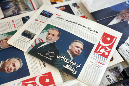 イランのアラグチ外相（左）とウィトコフ米中東担当特使をあしらい、米イランの高官協議を伝えるイランの新聞＝５月１９日、テヘラン（ＥＰＡ時事）