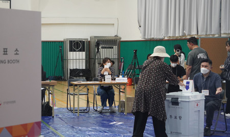 3日、ソウル市内の投票所で、韓国大統領選の票を投じる有権者