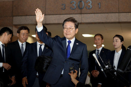 3日、韓国・ソウル近郊の仁川で、大統領選で当選確実となり手を振る革新系最大野党「共に民主党」の李在明前代表(ロイター時事)