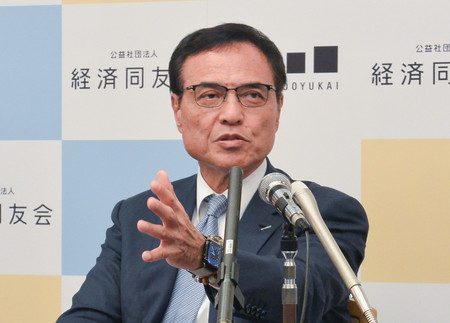 記者会見する経済同友会の新浪剛史代表幹事=3日午後、東京都千代田区