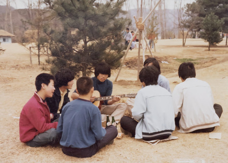 少年時代の李在明氏(左端)=1979年(李氏陣営提供・時事)