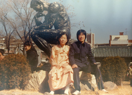 大学入学式での李在明氏(右)=1982年(李氏陣営提供・時事)
