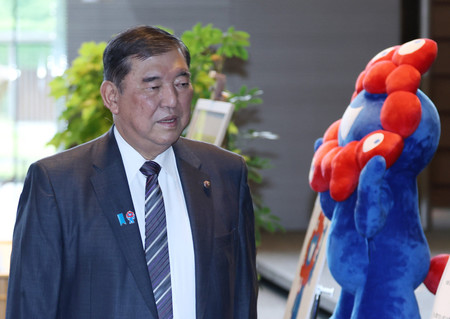 首相官邸に入る石破茂首相=3日、東京・永田町