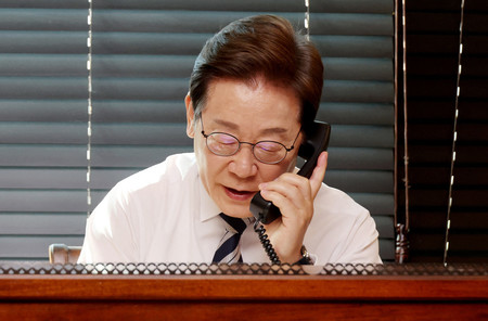 4日、韓国・仁川の自宅で、軍合同参謀本部議長と電話する李在明大統領(AFP時事)
