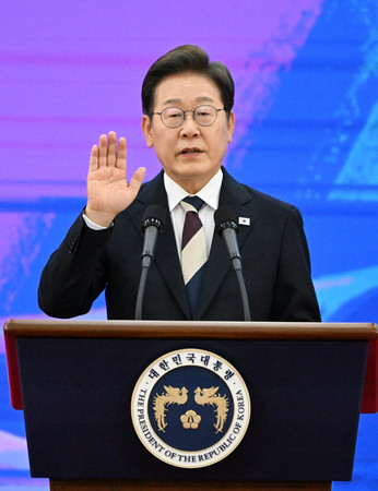 4日、ソウルの韓国国会で、大統領就任式に臨む李在明氏(EPA時事)