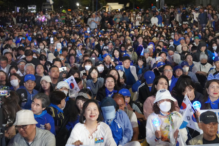 3日、ソウルの韓国国会前に集まった革新系「共に民主党」の李在明前代表の支持者ら
