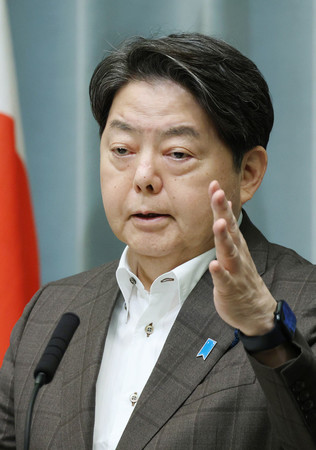 記者会見する林芳正官房長官=4日午前、首相官邸
