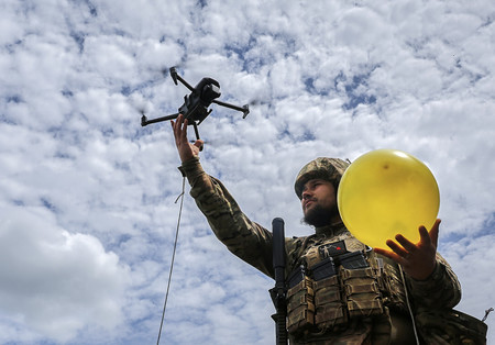 ドローン対策の軍事訓練に参加するウクライナ兵=5月30日、ウクライナ北東部(EPA時事)