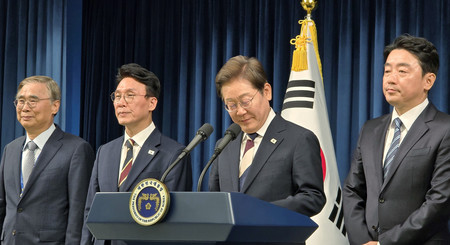 4日、ソウルの韓国大統領府で記者会見し、政府高官人事を発表する李在明大統領(中央右)。(左から)国家情報院長に起用された李鍾※(※夾の人が百)・元統一相、首相に起用された金民錫議員ら