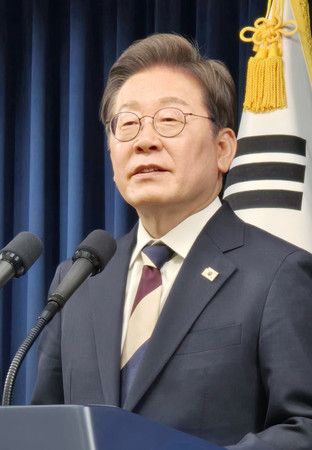 4日、ソウルの韓国大統領府で記者会見する李在明大統領