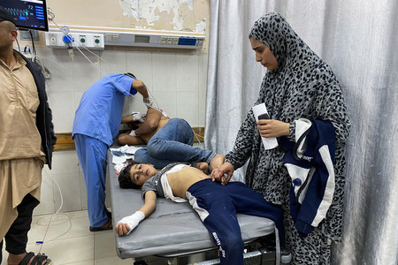 イスラエル軍の攻撃で負傷し、病院で治療を受ける人々＝３日、パレスチナ自治区ガザ南部ハンユニス（ＡＦＰ時事）