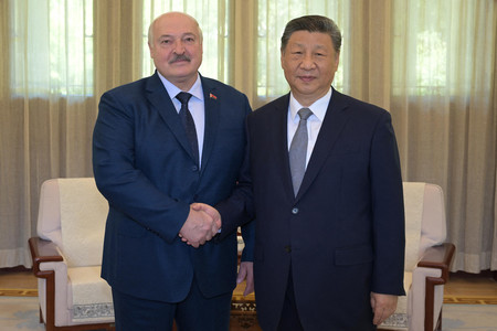4日、北京で会談に臨む中国の習近平国家主席(右)とベラルーシのルカシェンコ大統領(ベラルーシ大統領府提供)(AFP時事)