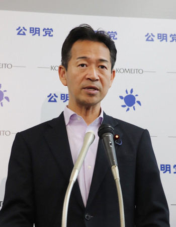 記者会見する公明党の岡本三成政調会長=4日午後、国会内