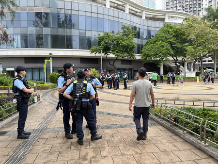 4日、香港のビクトリア公園で警戒に当たる警察官