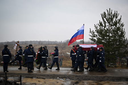 ロシア・トゥーラ州のボゴロジツクにある墓地で行われた戦死したロシア兵の葬儀=2023年3月(AFP時事)