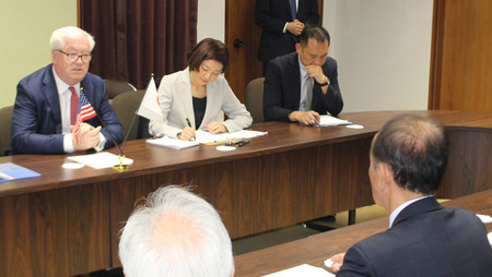 青森県三沢市の小檜山吉紀市長(手前右)と会談するグラス駐日米大使(左端)=4日午後、同市役所