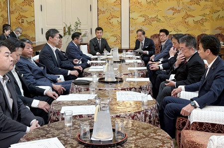 衆参両院の国家基本政策委員会合同幹事会に臨む与野党の議員ら=5日午前、国会内