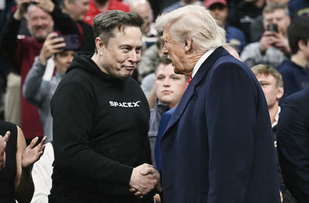 米国の実業家イーロン・マスク氏(左)とトランプ大統領=3月22日、東部ペンシルベニア州フィラデルフィア(AFP時事)