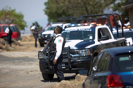 麻薬カルテルの抗争多発を受けて警戒作戦に当たるメキシコの警察官ら＝２０２１年５月、中部ミチョアカン州モレリア（ＥＰＡ時事）